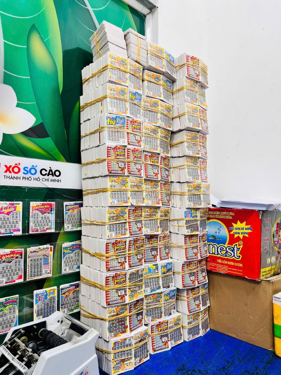 Choáng với 34.000 vé trúng xổ số cào TP.HCM, có người đổi hàng trăm tờ